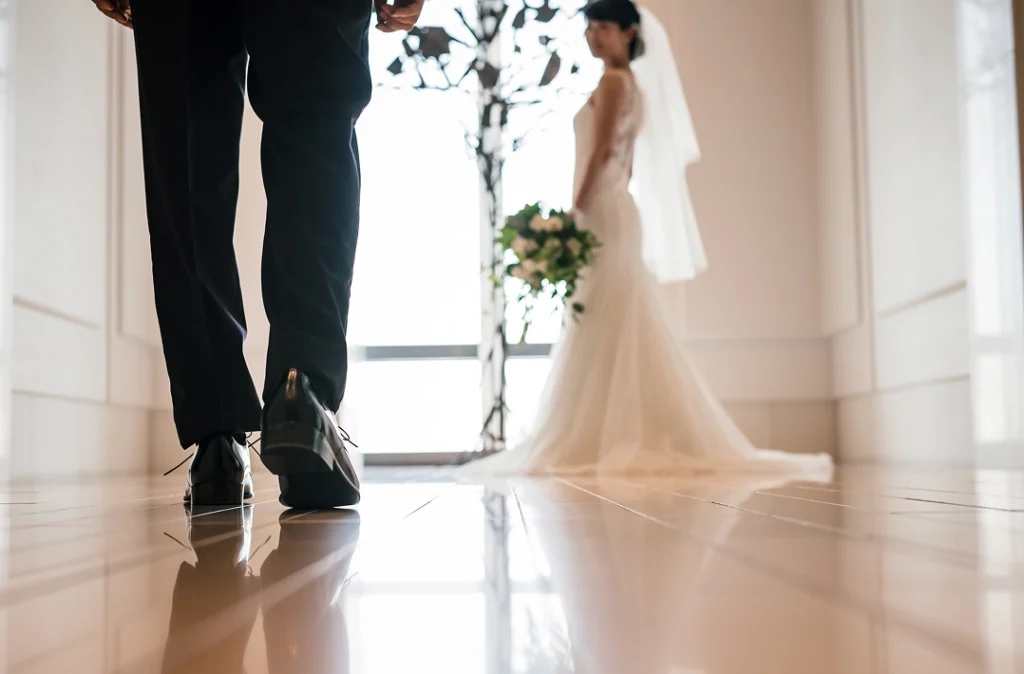 新婦に向かって歩いている新郎の姿