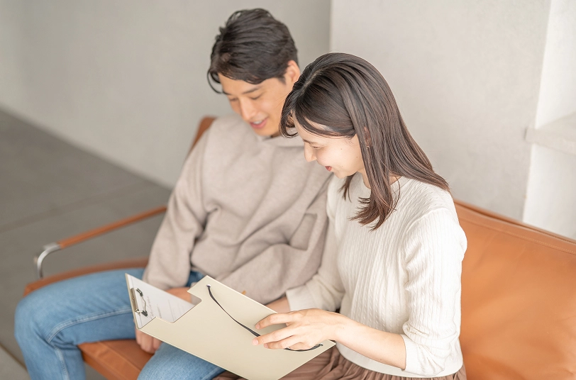 夫婦で一緒に資料をみている様子
