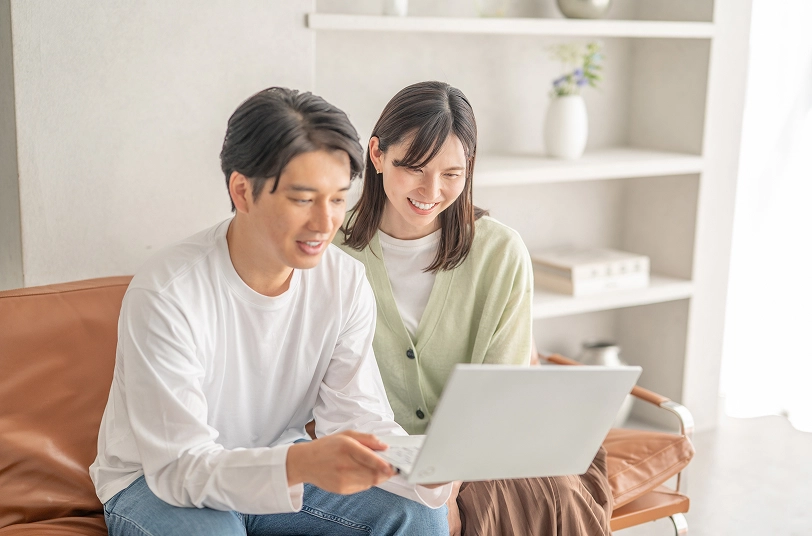夫婦で一緒にパソコンをみている様子