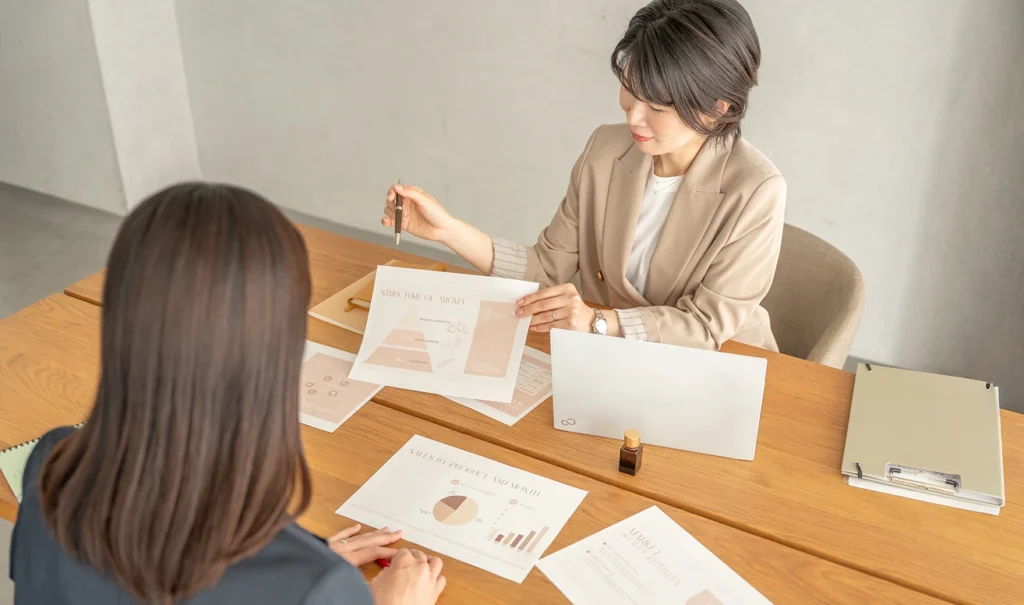 女性が資料を見ながら説明している様子