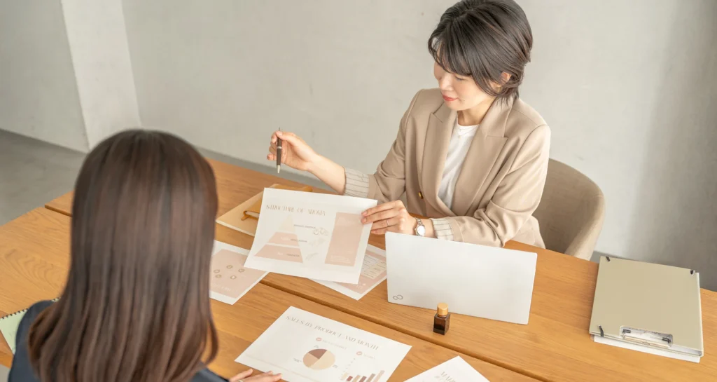 女性が資料を見ながら説明している様子
