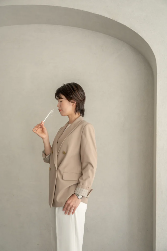 ムエットの香りを嗅いでいる女性